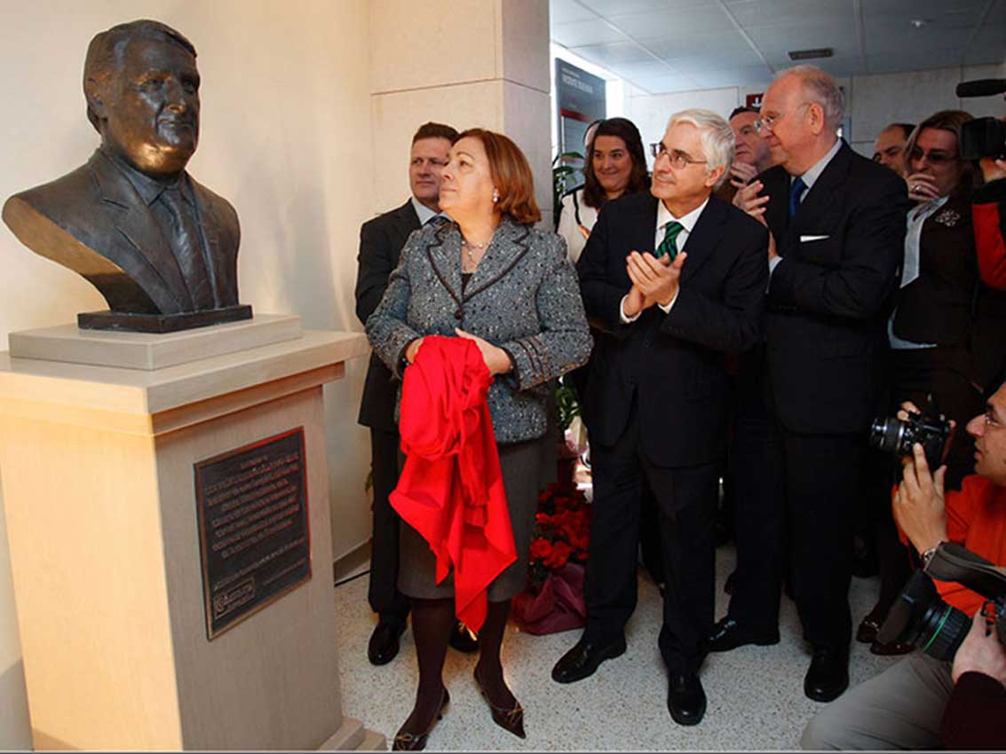 Manuel Domínguez junto a la viuda de V.Buendía y José María Barreda