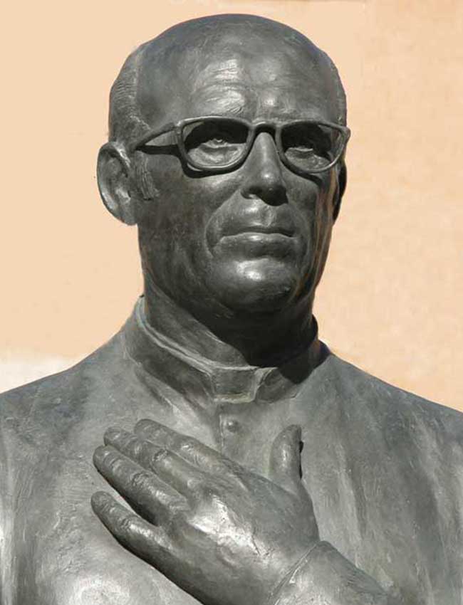 Busto en bronce homenaje al párroco D. José Jiménez en El Ejido-Almerí