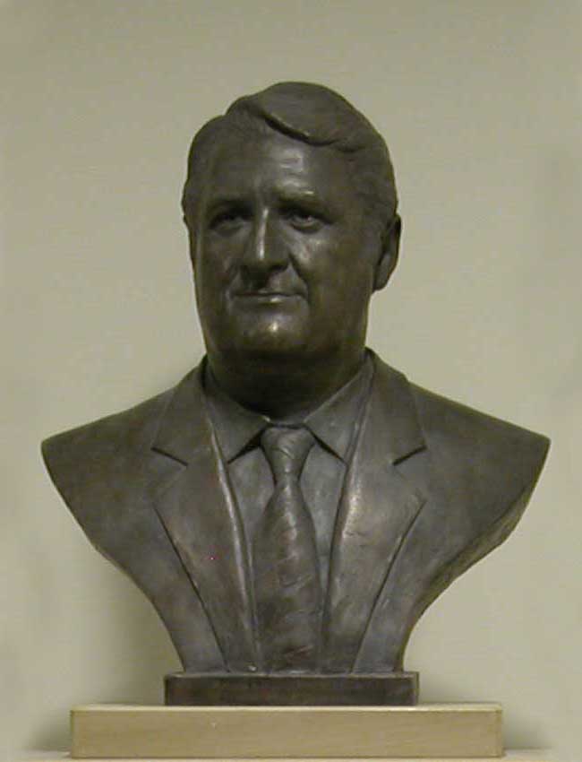 Busto en bronce homenaje a Vicente Buendía