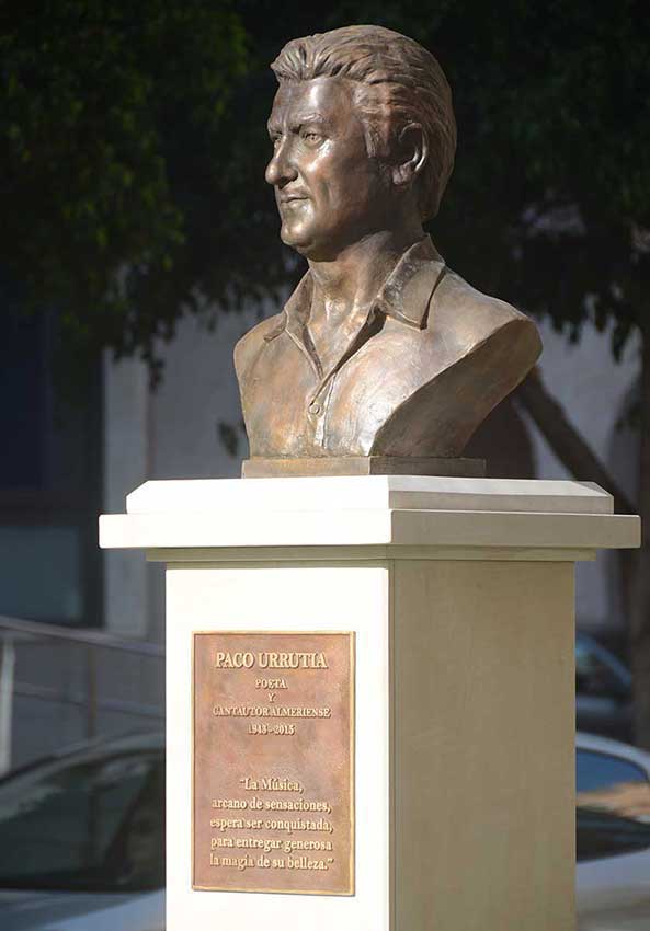 Busto homenaje al poeta y cantautor Paco Urrutia