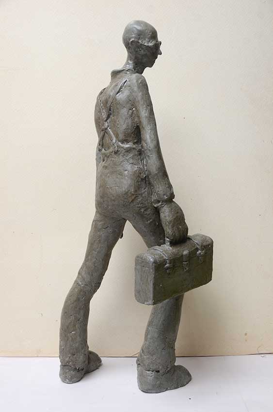El Viajero. Escultura en Bronce de Manuel Domínguez.